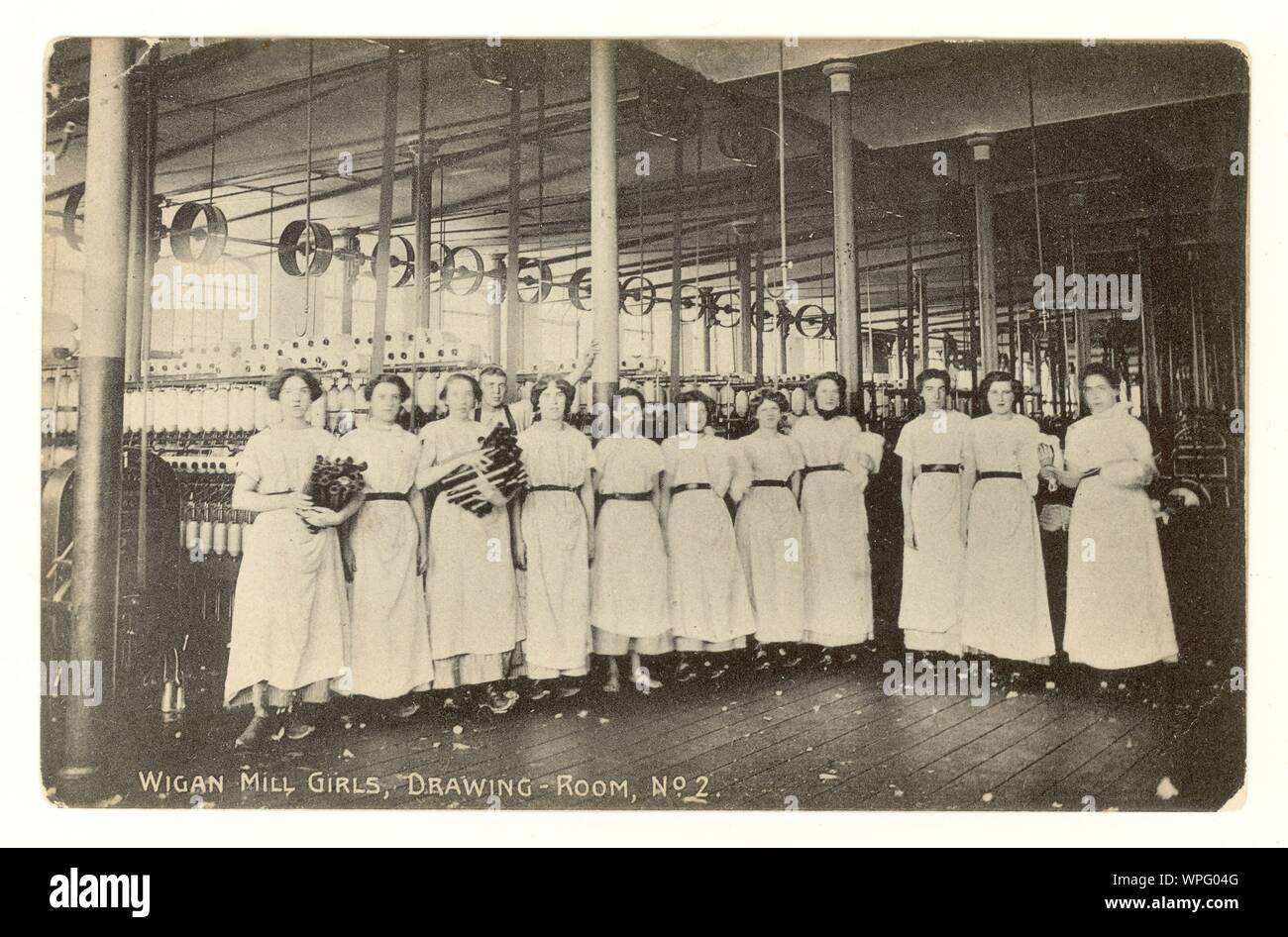 Début des années 1900 Carte postale de Wigan Mill girls - 'filles' Lancashire, dans la salle de dessin, Wigan, Greater Manchester, Royaume-Uni vers 1910 Banque D'Images