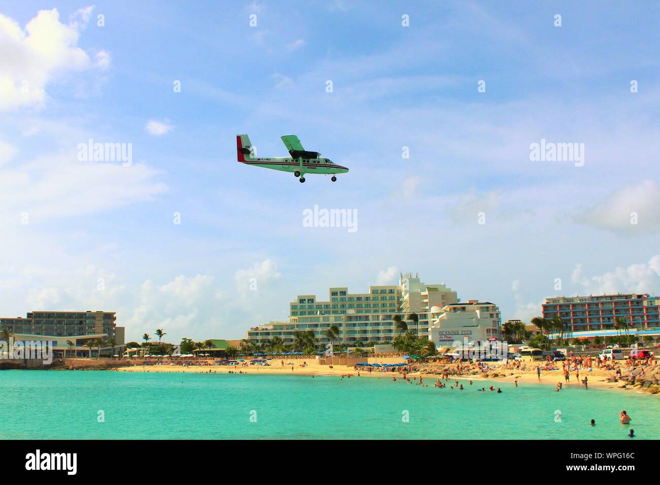 Winair UN De Havilland Canada DHC-6-300 avion PJ-WIU, vole bas au-dessus de la plage Maho à mesure qu'il arrive à la terre à SXM Princess Juliana International Airport. Banque D'Images