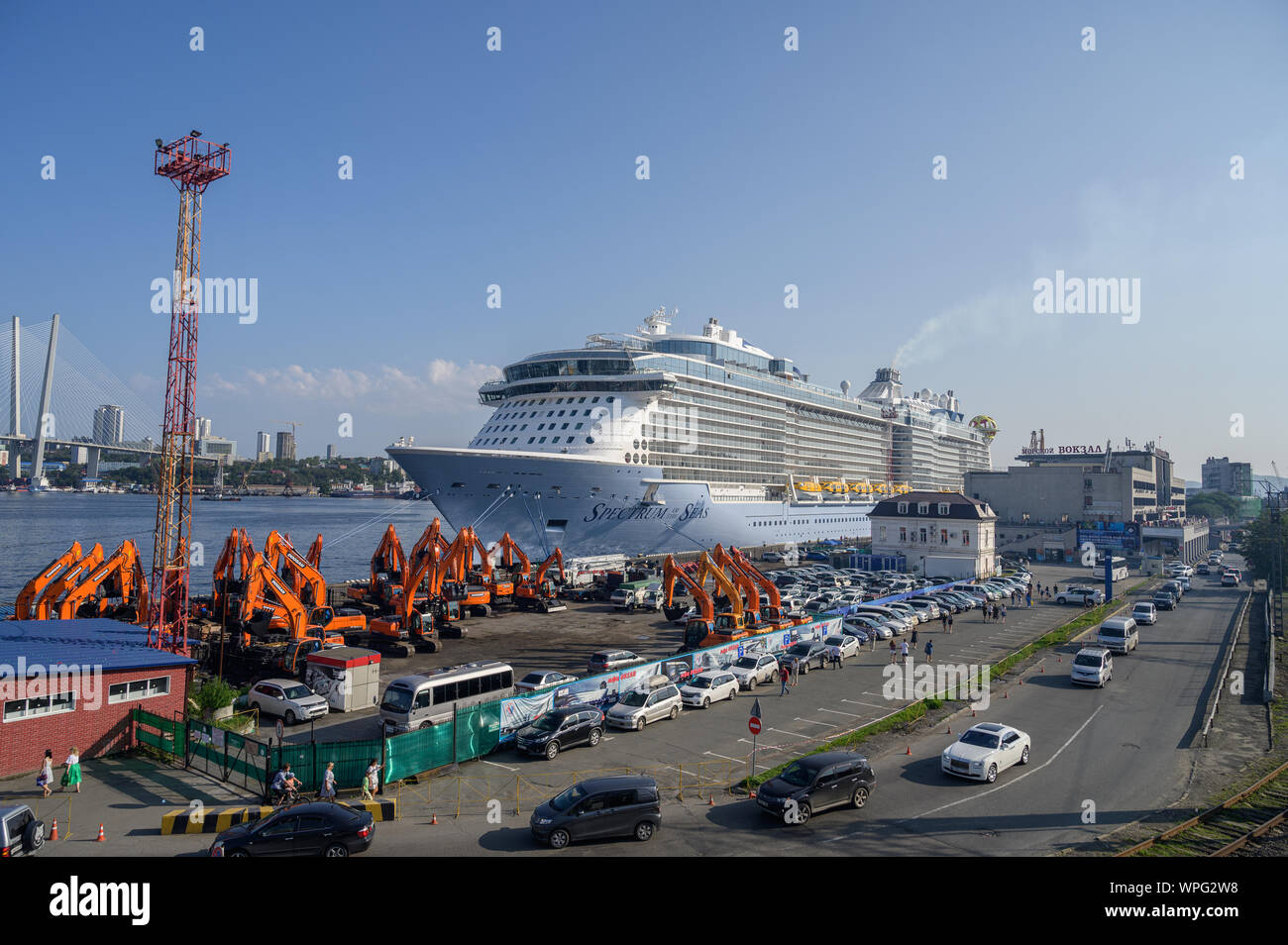 VLADIVOSTOK, RUSSIE - septembre 9, 2019 : le navire de croisière de classe quantique spectre de la mer" quais à Vladivostok port. Banque D'Images