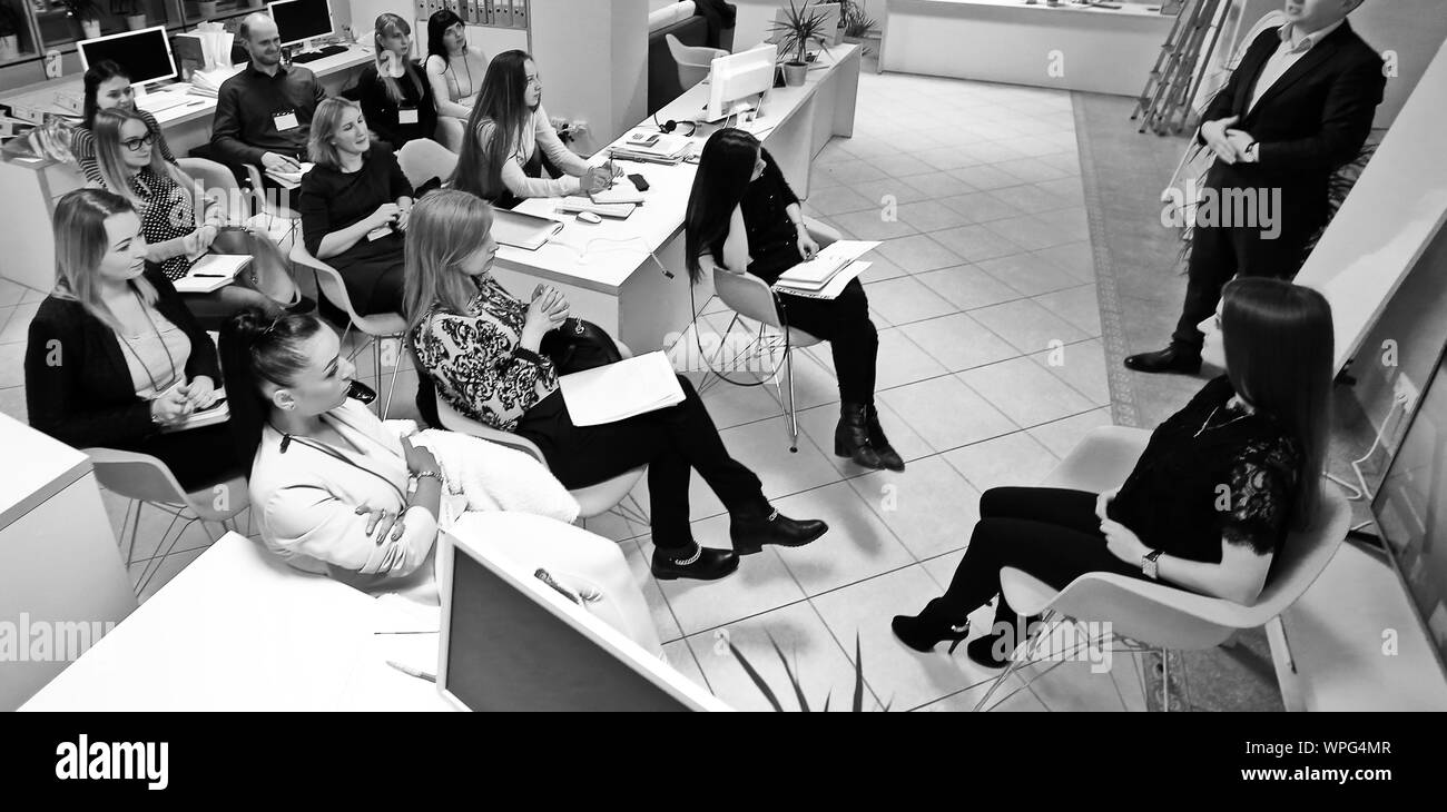Portrait d'une conversation avec les employés de l'entreprise. photo en noir et blanc Banque D'Images