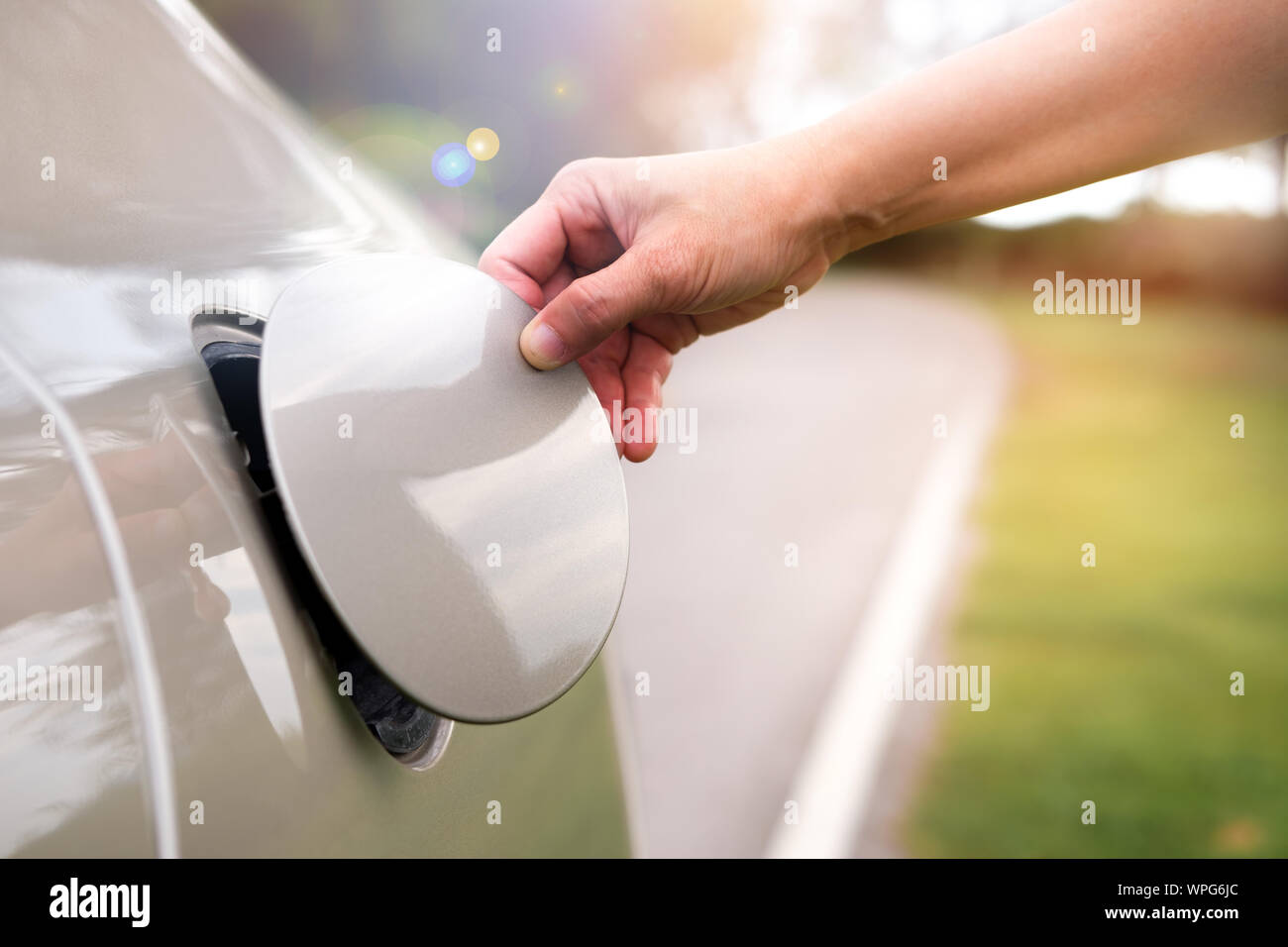 Part ouvrir le bouchon d'huile de la voiture pour faire le plein. Banque D'Images