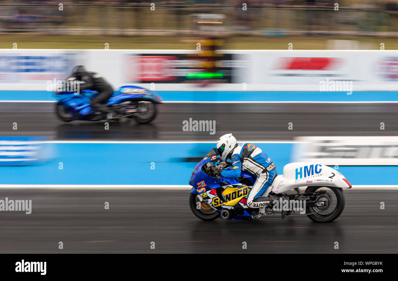 Super Street Bike Racing à Santa Pod Raceway. Mogens Lund Suzuki Hayabusa face visible, V Steve Venables loin côté. Banque D'Images