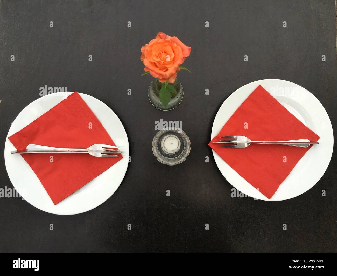 Portrait des plaques avec Vase Rose sur la table Banque D'Images