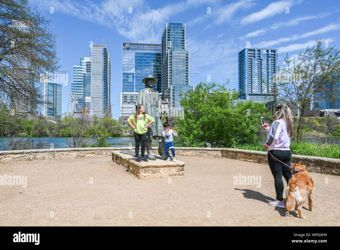 Les gens posent à la sculpture de Stevie Ray Vaughan Metropolitan Park Town Lake à Austin, Texas. Il s'agit d'une légende née de guitare blues je Dallas, TX. Banque D'Images