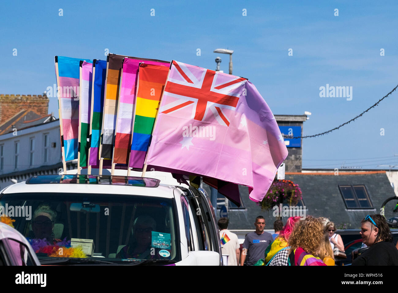 Une sélection de drapeaux colorés relatives aux questions gay utilisé dans la Parade de la fierté à Newquay Cornwall à Cornwall. Banque D'Images