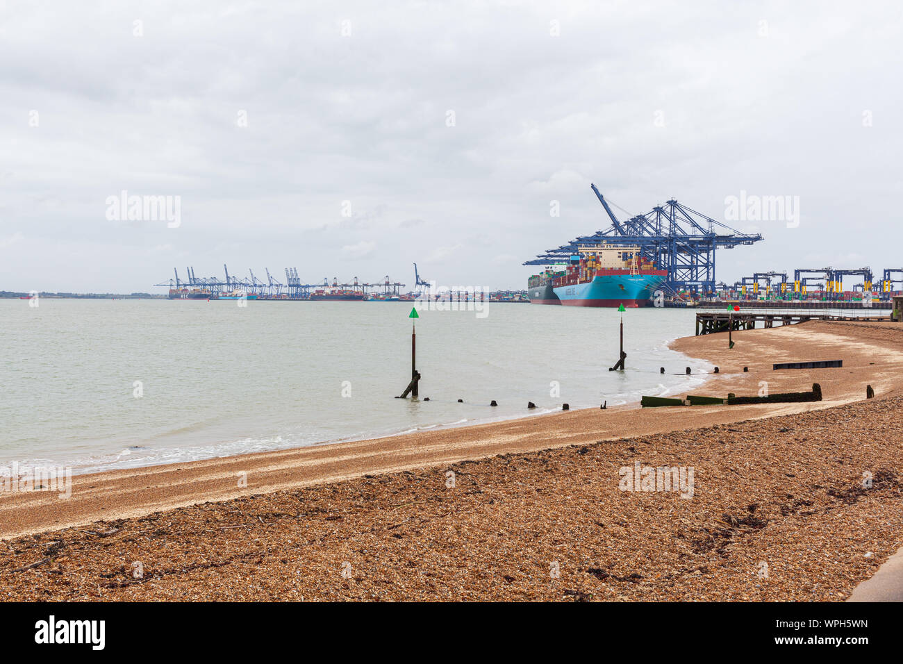 Conteneurs de déchargement dans le port de Felixstowe Royaume-Uni suffolk Banque D'Images