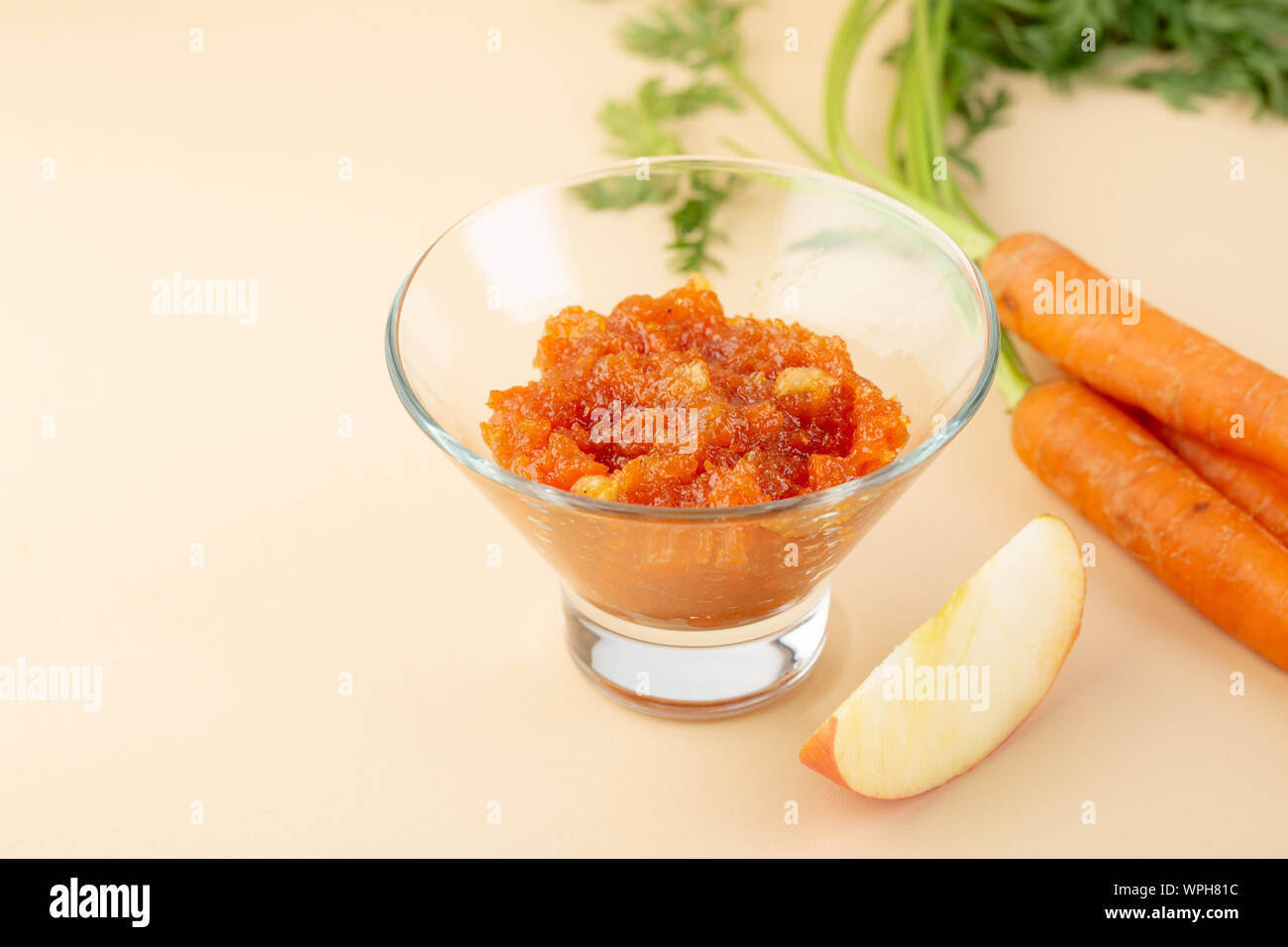 Chutney de pommes et de carottes dans un bol en verre Banque D'Images