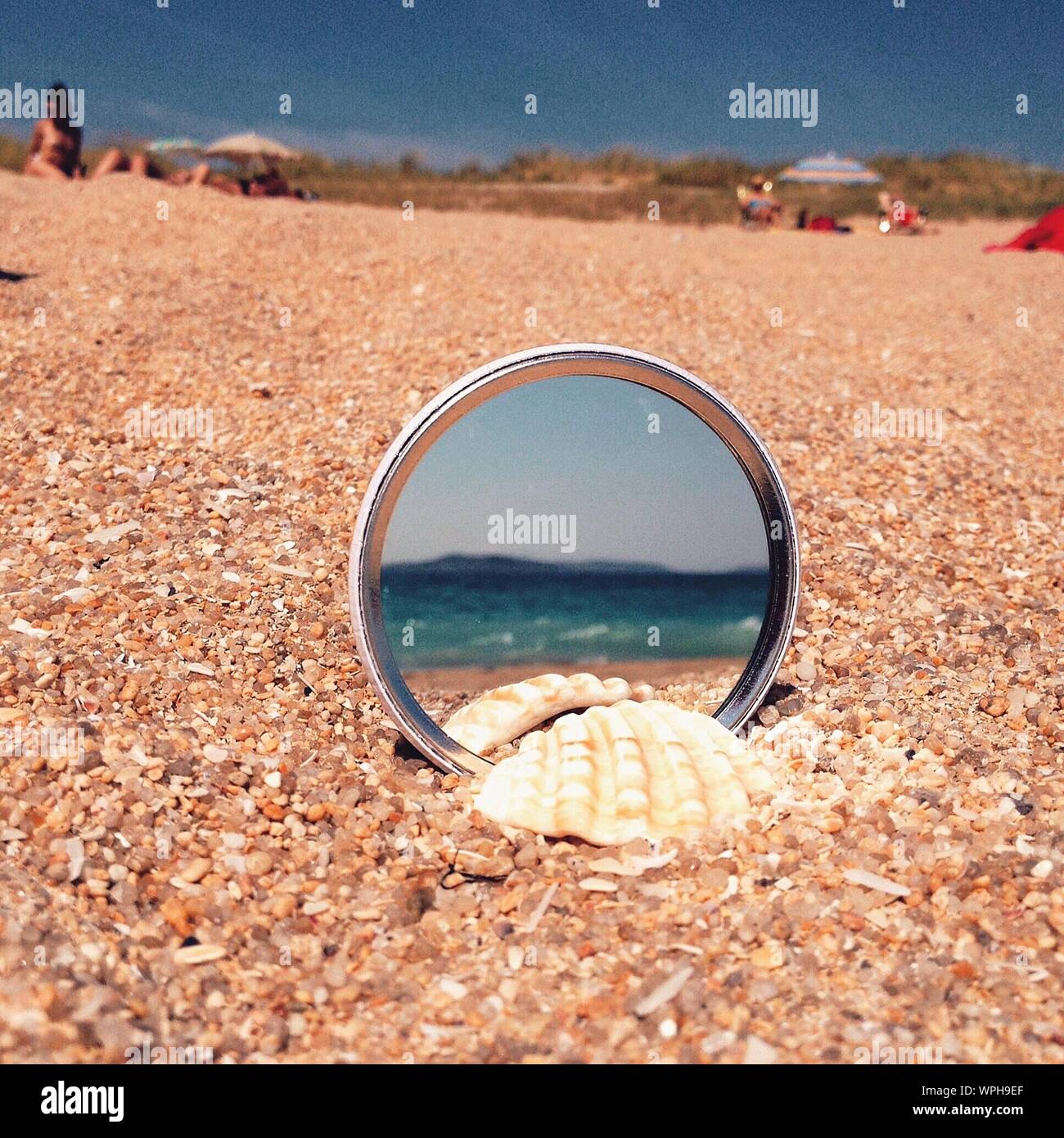 Miroir à main et de palourdes sur la plage Photo Stock - Alamy