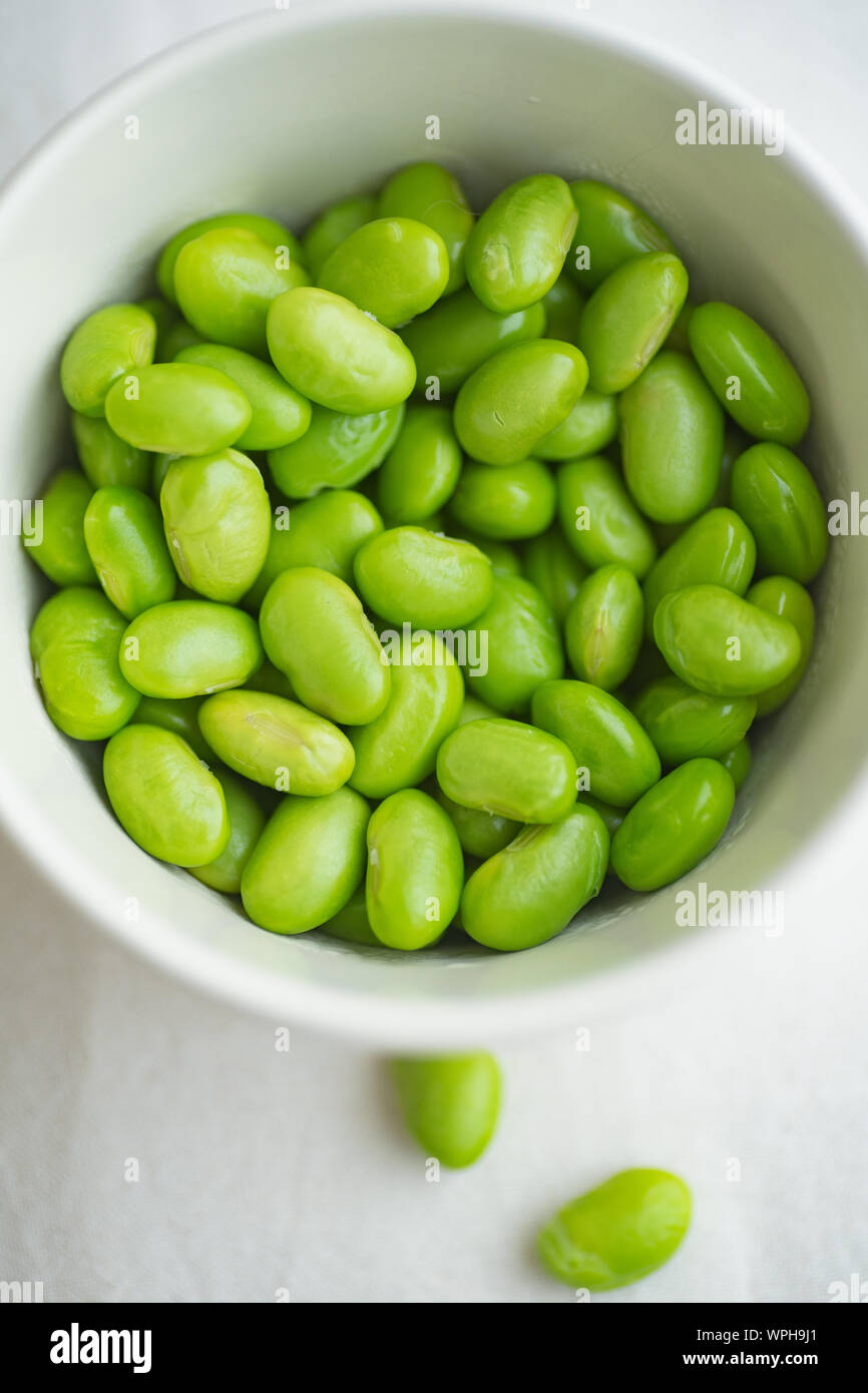 Edamame beans sur bol sur une table Banque D'Images