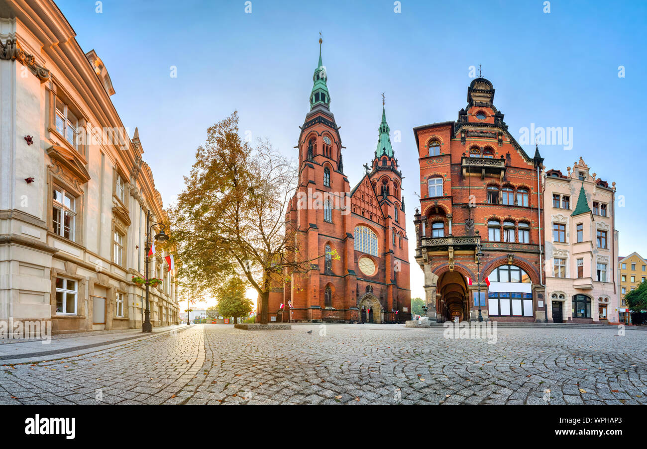 Legnica, Pologne. Vue sur Cathédrale Saint Pierre et Paul les Apôtres au lever du soleil Banque D'Images