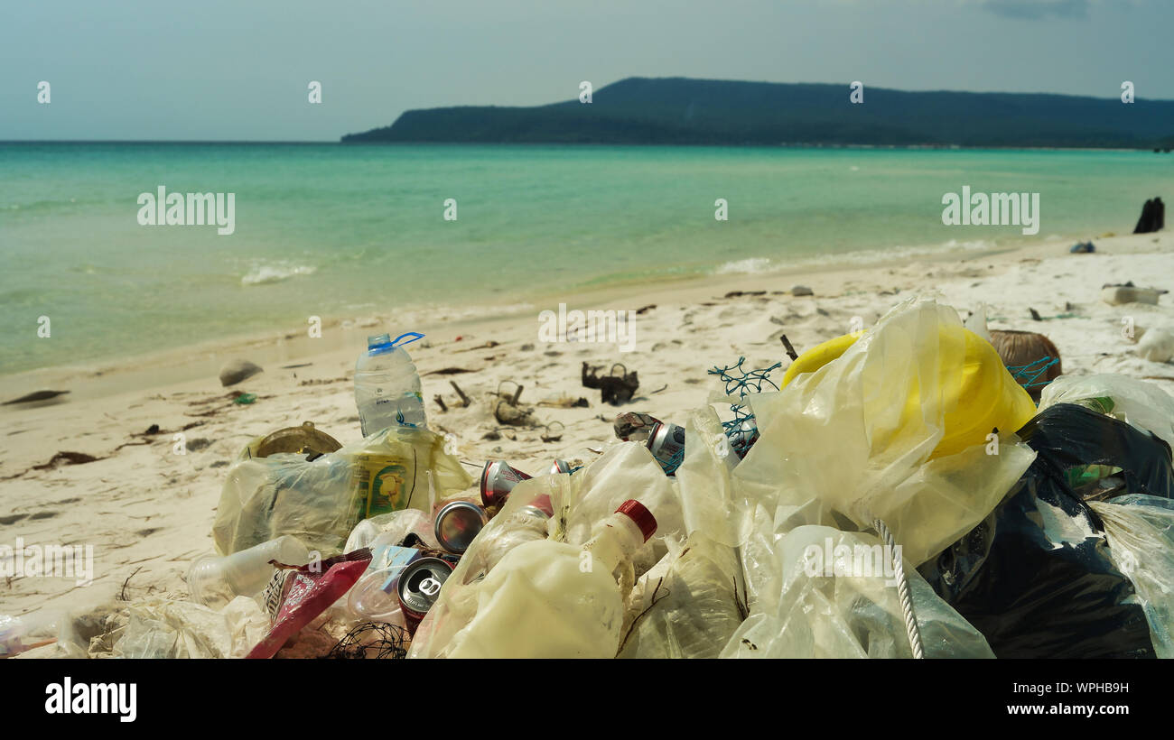 Une Poubelle Sur Une Plage Lîle De Koh Rong Cambodge