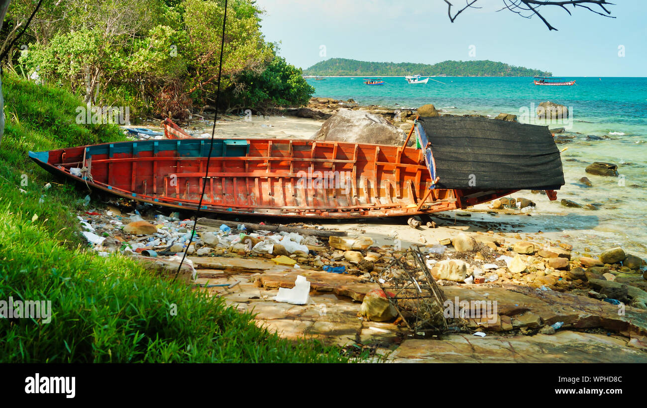 Une épave de bateau avec des ordures sur une plage, l'île de Koh Rong, Cambodge Banque D'Images