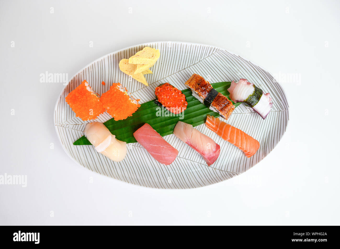 Variété de sushis nigiri japonais ensemble d'aliments traditionnels on white plate Banque D'Images