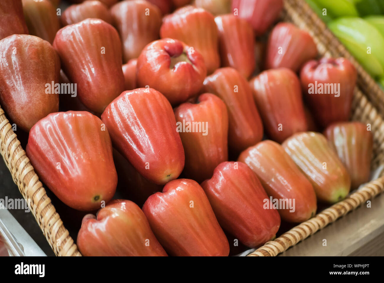 Close-up of the fresh Syzygium samarangense fruits sur le panier et la vente sur le marché. Banque D'Images