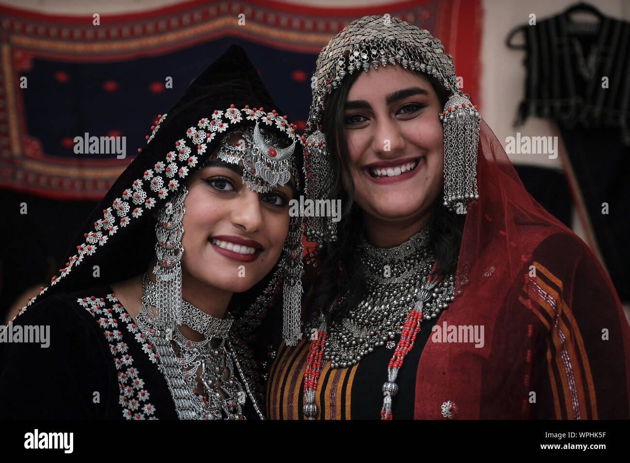 les-femmes-yemenites-en-costume-traditionnel-wphk5f.jpg