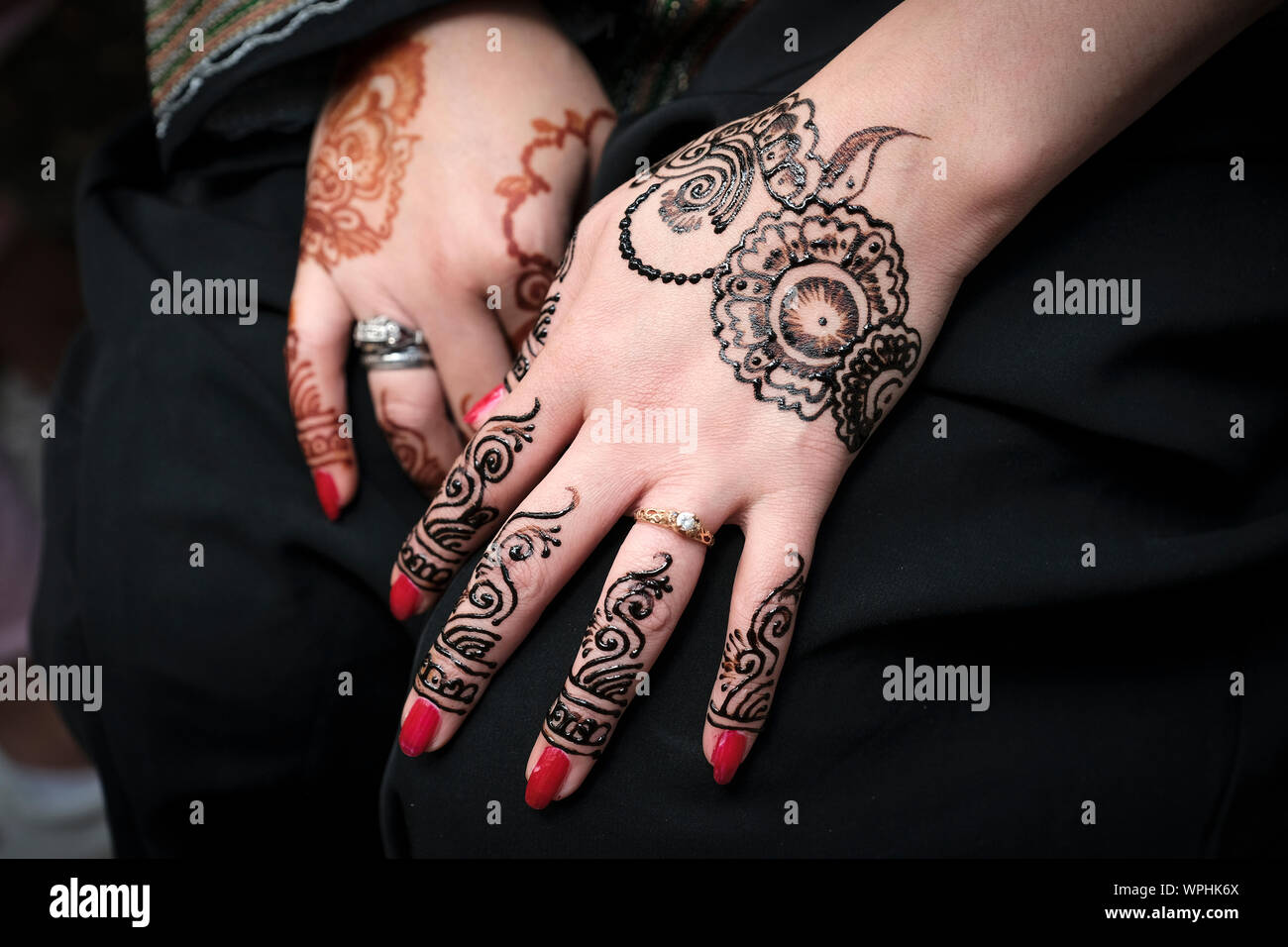 Une femme yéménite avec un tatouage au henné sur ses mains Banque D'Images