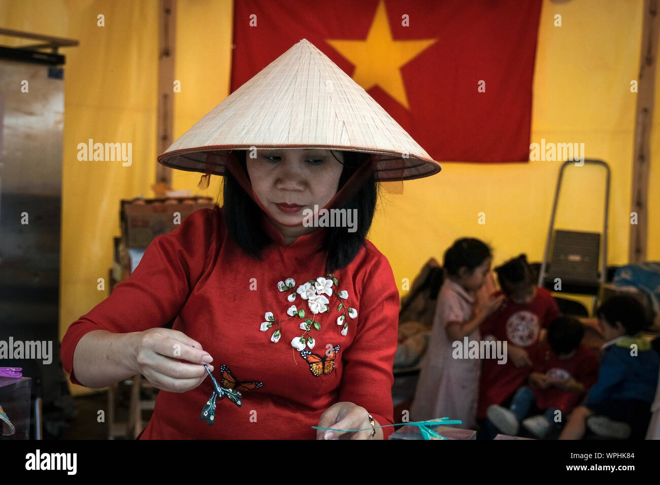 Un vietnamien prépare des produits pour le stand du Vietnam au festival Banque D'Images