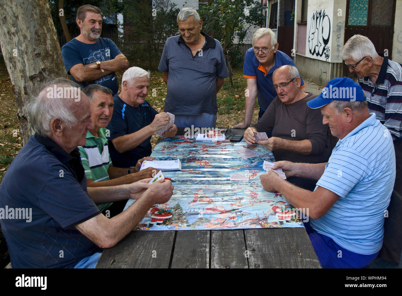 ZRENJANIN, SERBIE, septembre 05,2019. Un groupe de personnes âgées, surtout les retraités ayant l'amusement jouer aux cartes en plein air dans le parc. Banque D'Images