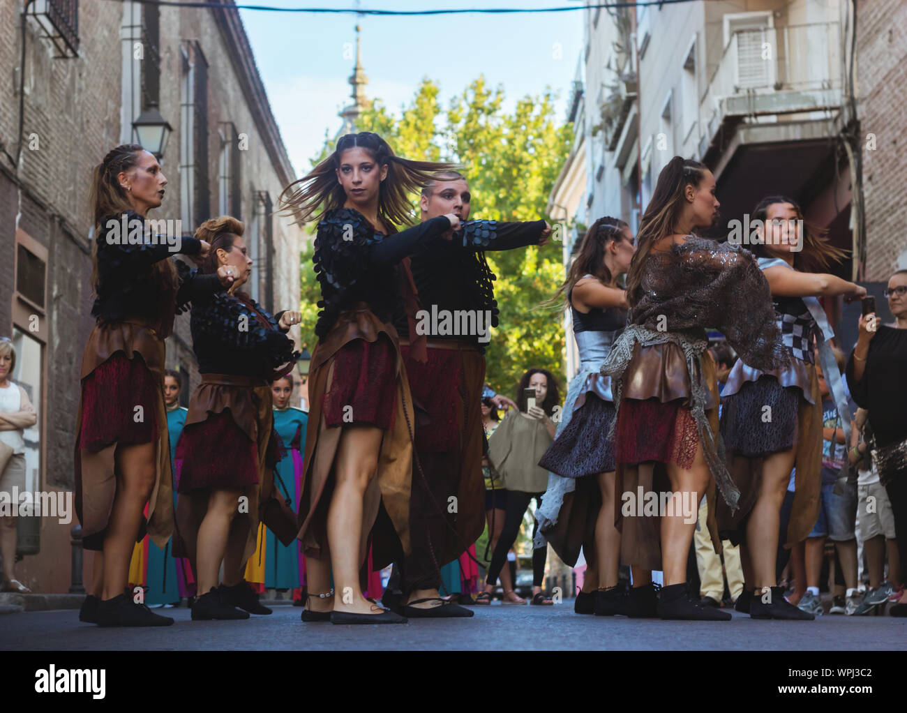 Alma Talavera Dance Company danse danses tribales. Danse tribale improvisée dans la rue. Danseurs en mouvement. Talavera de la Reina, Espagne, le 8 septembre Banque D'Images