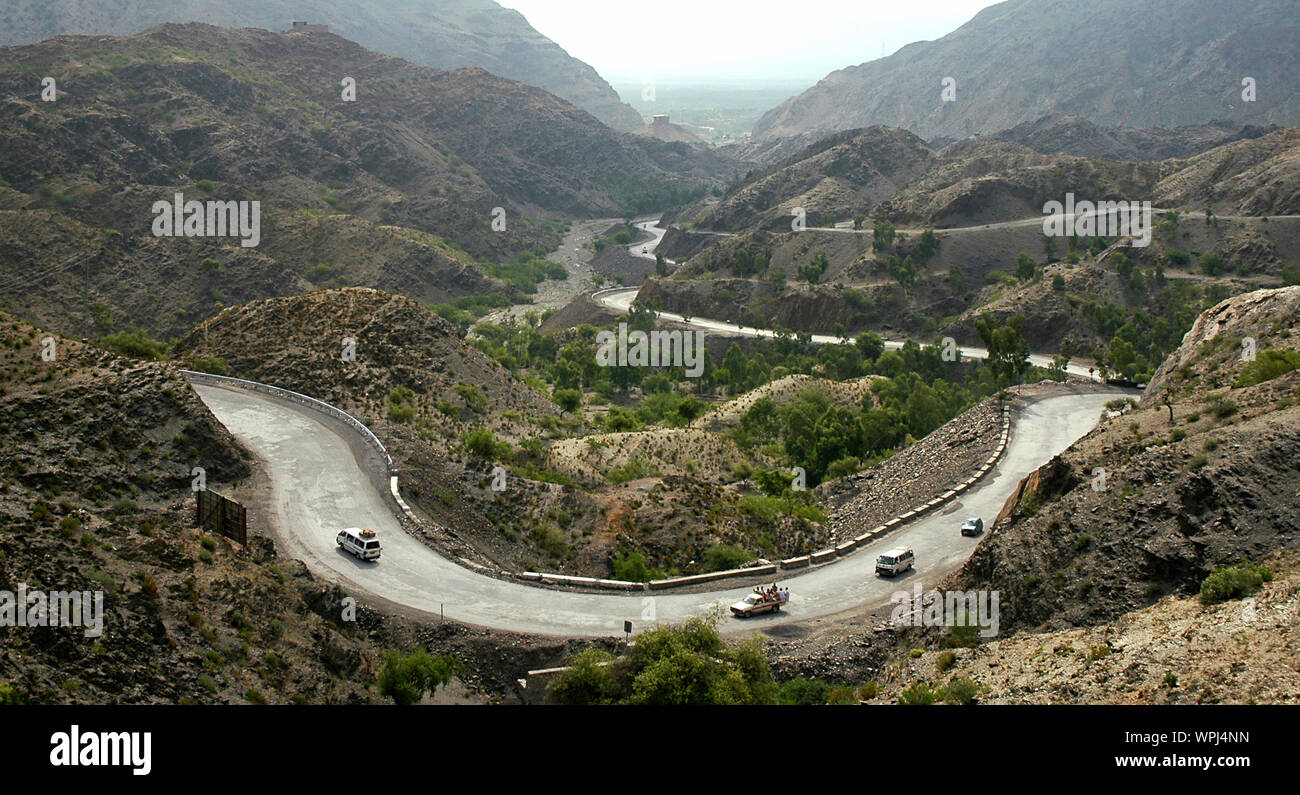 La Passe de Khyber au Pakistan. Les véhicules sont sur la Passe de Khyber au Pakistan sur le côté. La Passe de Khyber est une route de Peshawar, Pakistan en Afghanistan. Banque D'Images