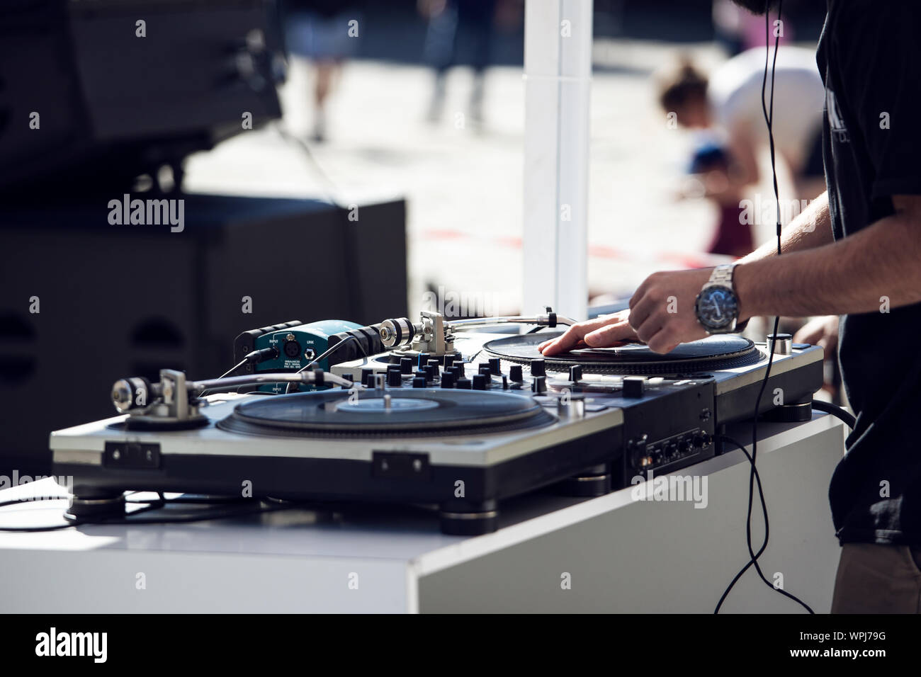 Lecture et musique mixage dj sur outdoor at party festival. Piscine, journée ensoleillée Banque D'Images