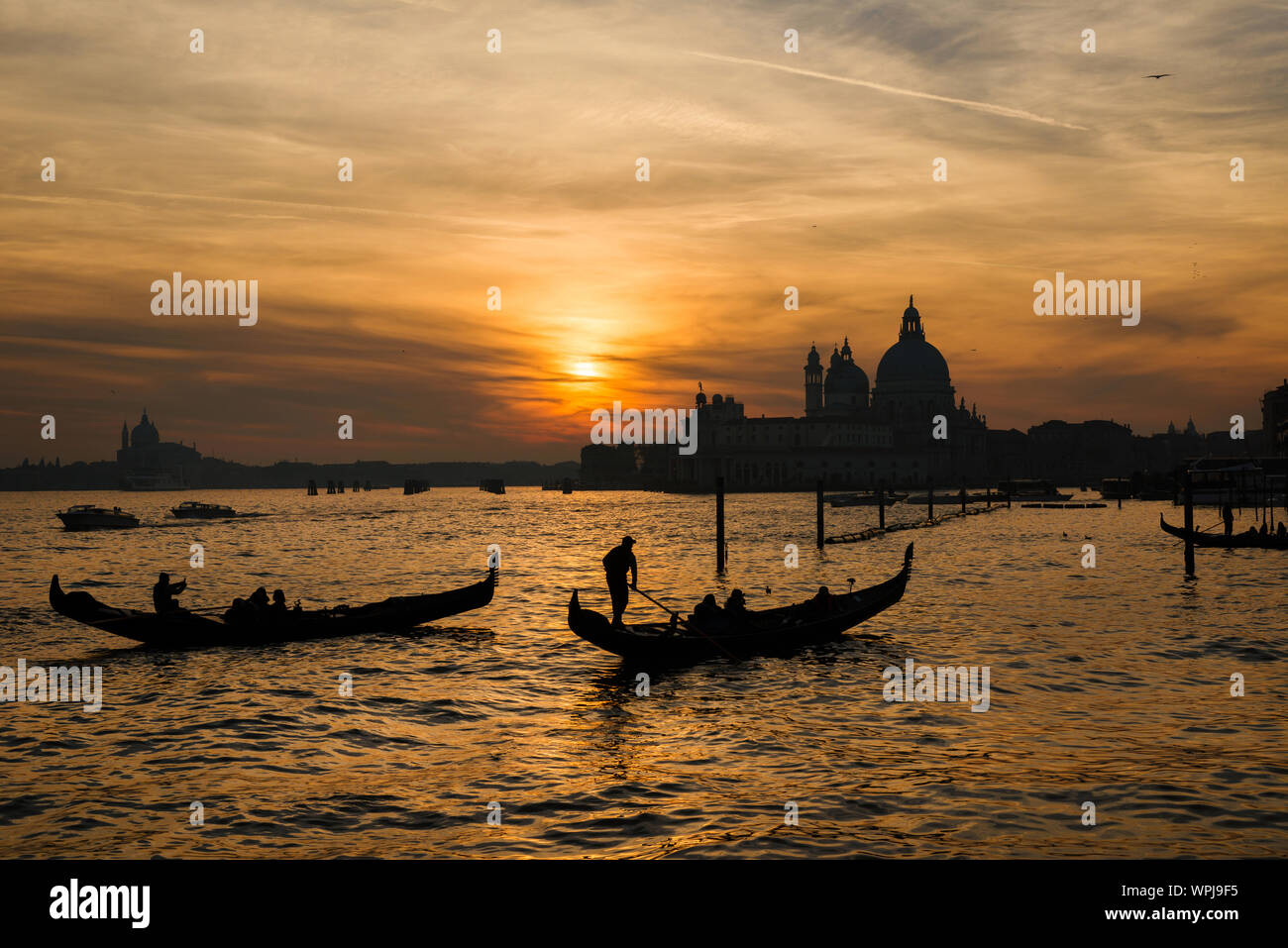 Magnifique coucher de soleil sur la lagune de Venise avec les gondoles Banque D'Images