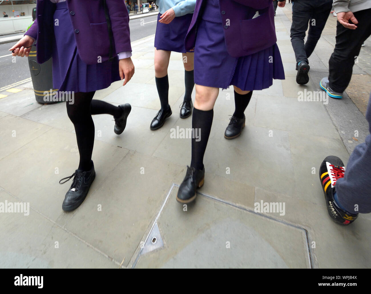 Londres, Angleterre, Royaume-Uni. Les écolières en uniforme anonyme Banque D'Images