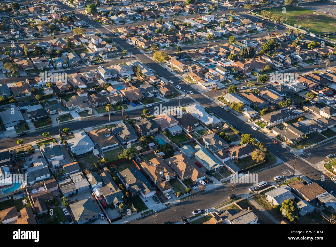 Matin Vue aérienne des maisons résidentielles et rues près de Hawthorne dans le comté de Los Angeles, en Californie. Banque D'Images