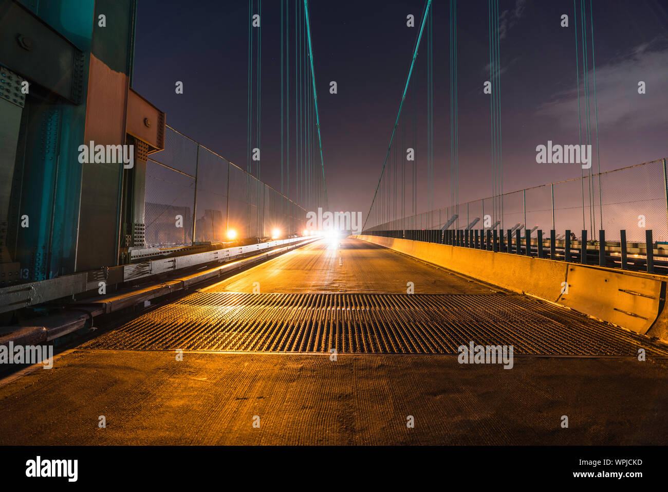 Vue de la nuit de Vincent Thomas Bridge road et grilles à venir sur route à Los Angeles, Californie. Banque D'Images