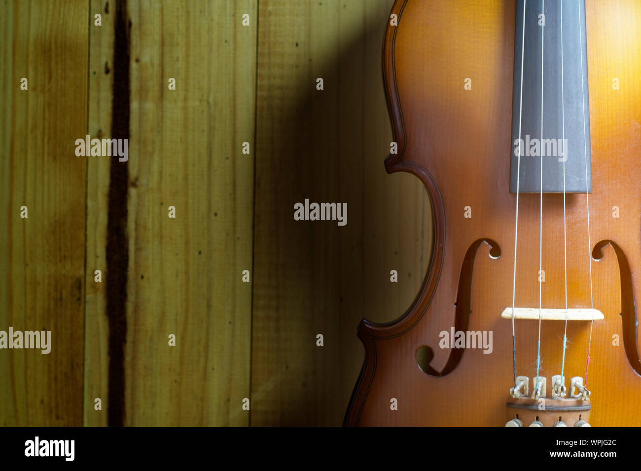 Close up violon sur fond de bois Banque D'Images