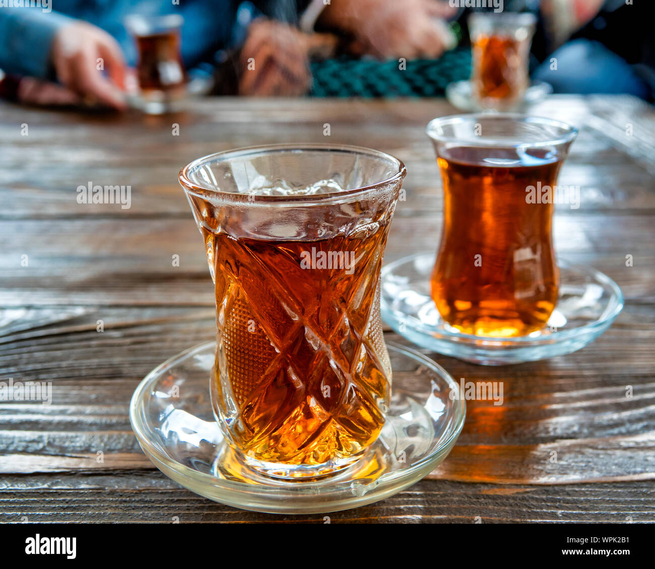 Plateau en armudu traditionnel azerbaïdjanais (forme de poire) verre sur une table en bois Banque D'Images