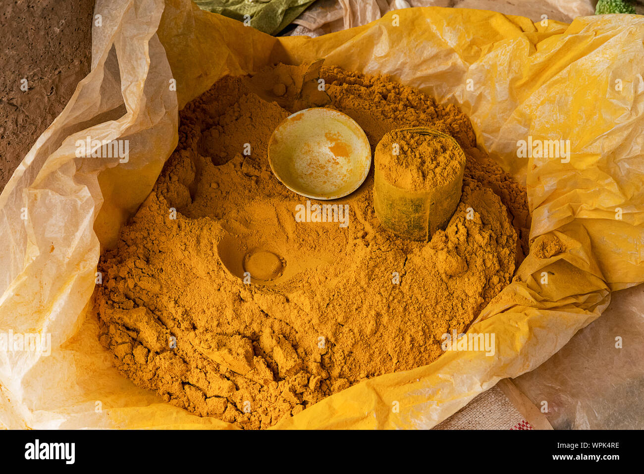 Lot de curcumine dans marché plein air Banque D'Images