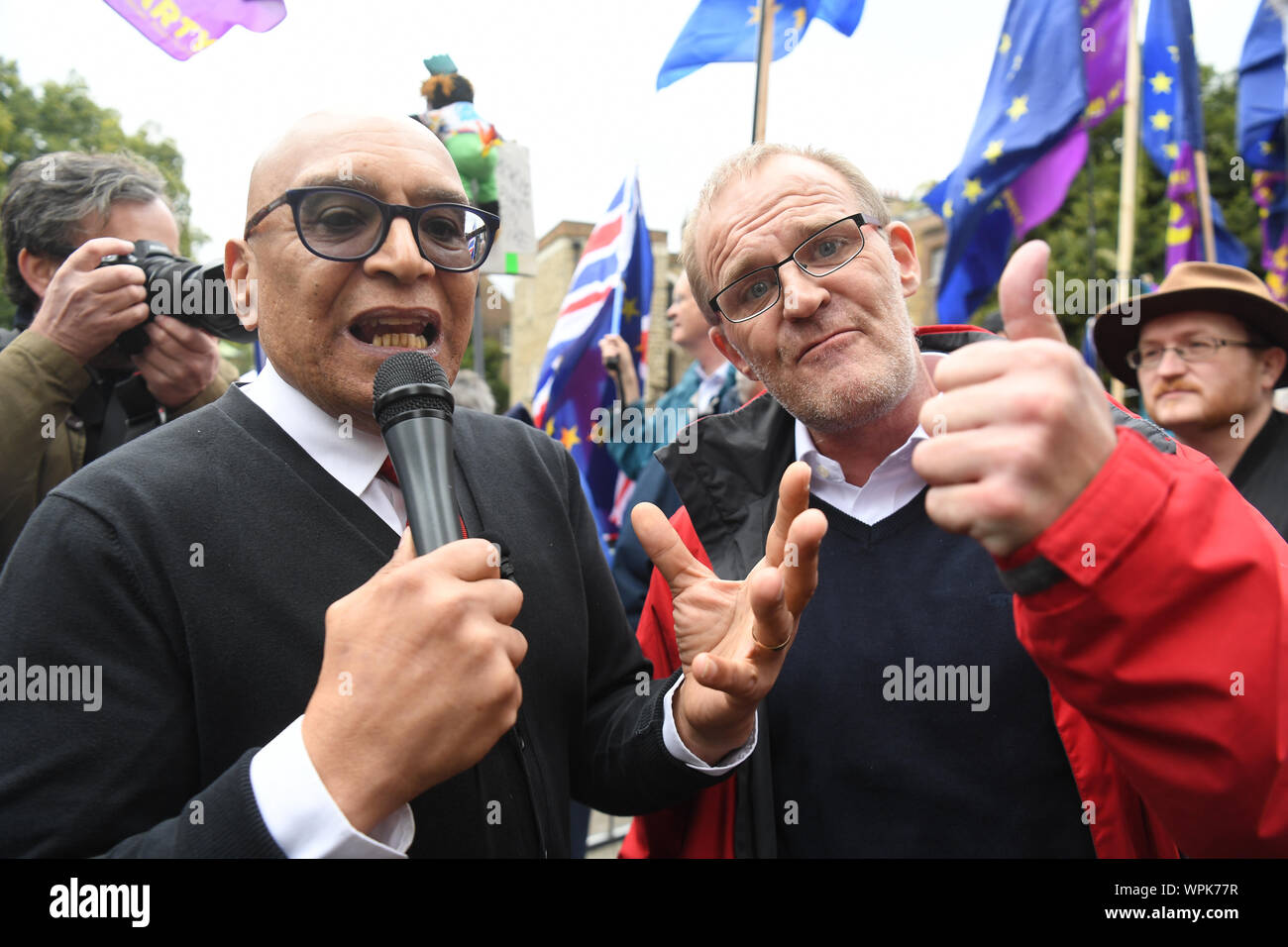 Lee activiste Jasper (à gauche) qui présente 'DRIVE' via sa chaîne YouTube soutient avec Brexit manifestant devant les Maisons du Parlement à Londres. Banque D'Images