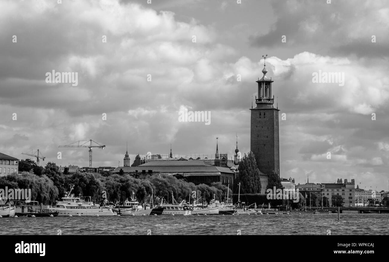 Une photo en noir et blanc de l'Hôtel de Ville de Stockholm prises à partir de la baie. Banque D'Images