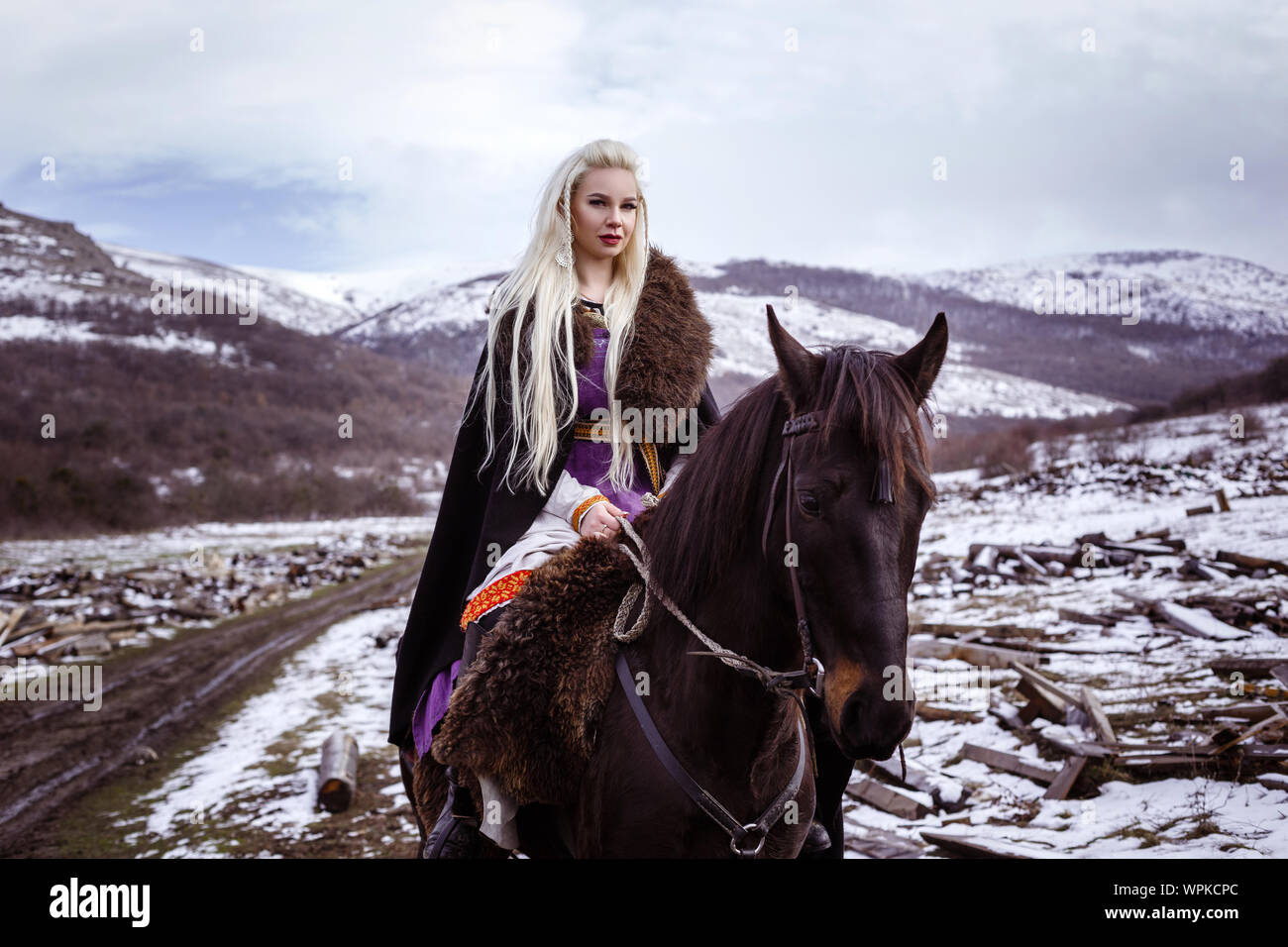 Portrait à l'extérieur de belles furieux guerrier scandinave ginger femme en vêtements traditionnels à col fourré, avec l'épée à la main et en bois V Banque D'Images