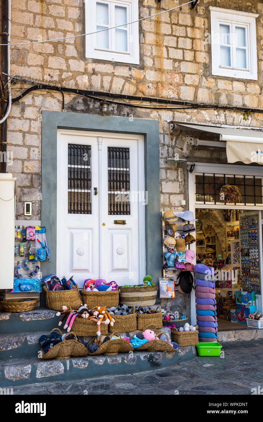 Rue blanche traditionnelle étroite dans la ville d'Hydra, l'île d'Hydra, Grèce Banque D'Images