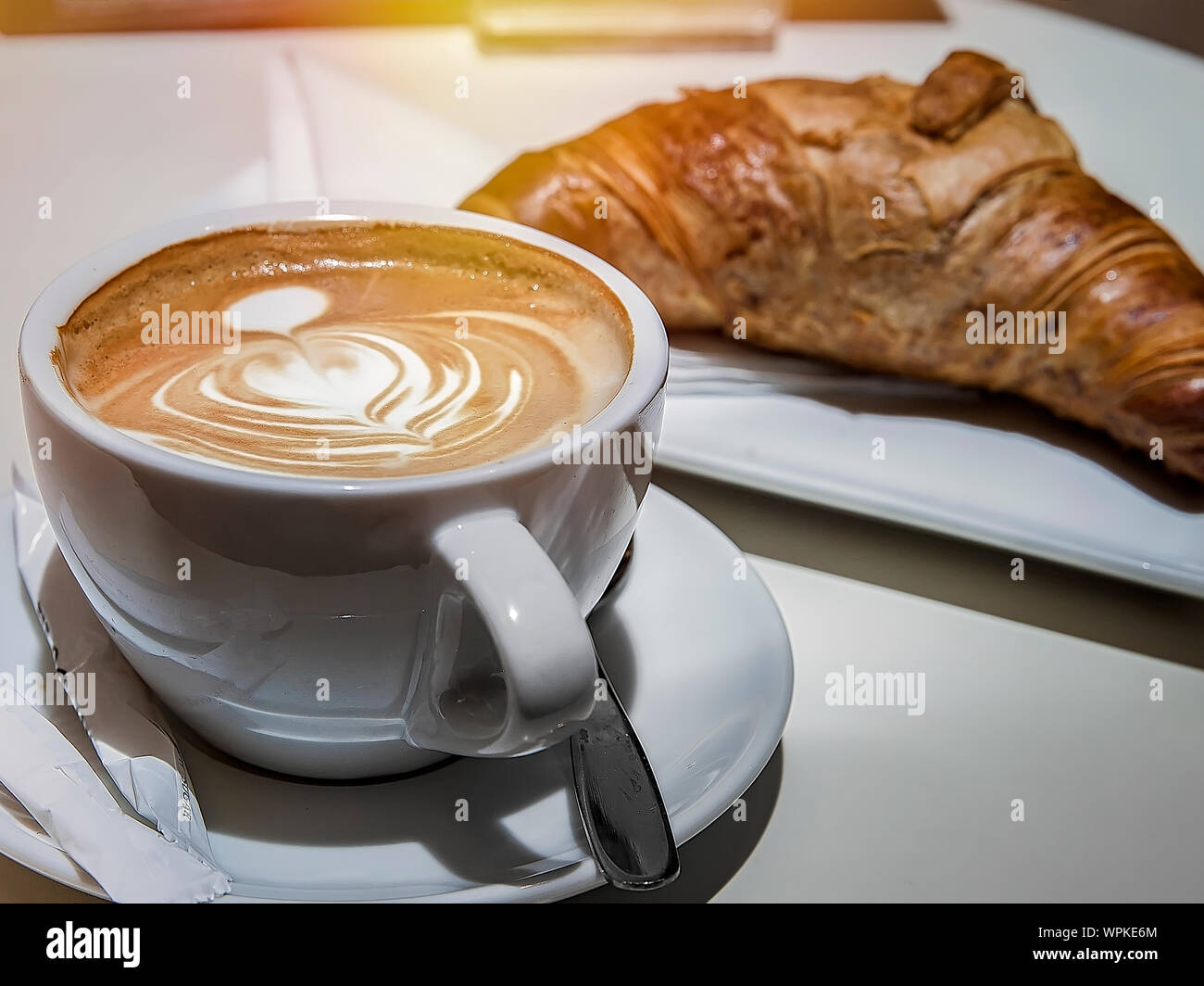 Petit-déjeuner avec café et croissant. Le point de droit. Banque D'Images