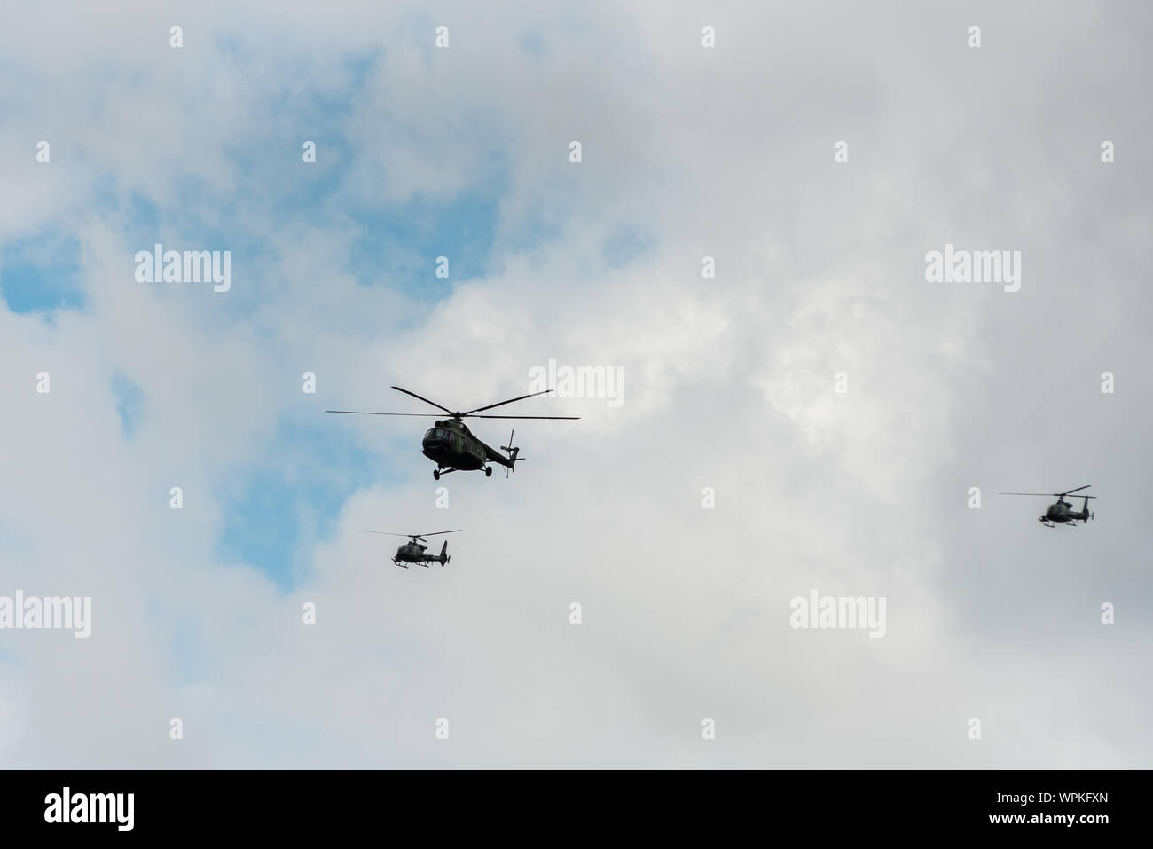 NIS, Serbie - 10 mai 2019 : Défilé d'Air Réunion à Nis, Serbie - hélicoptères volant en formation de trois. Banque D'Images