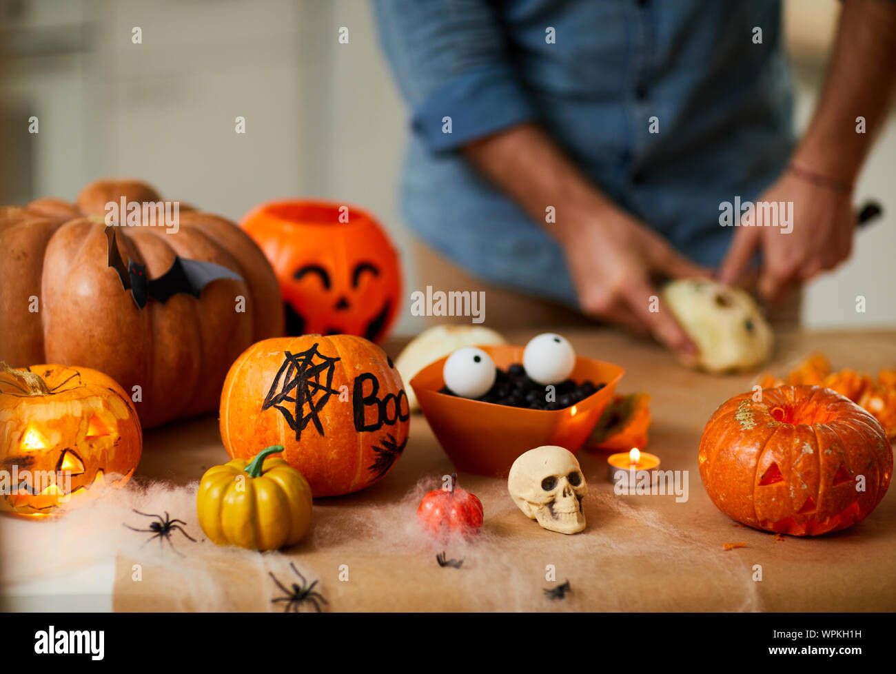 Close-up de petites et grandes lanternes citrouille sont sur la table de la préparation pour l'Halloween Banque D'Images