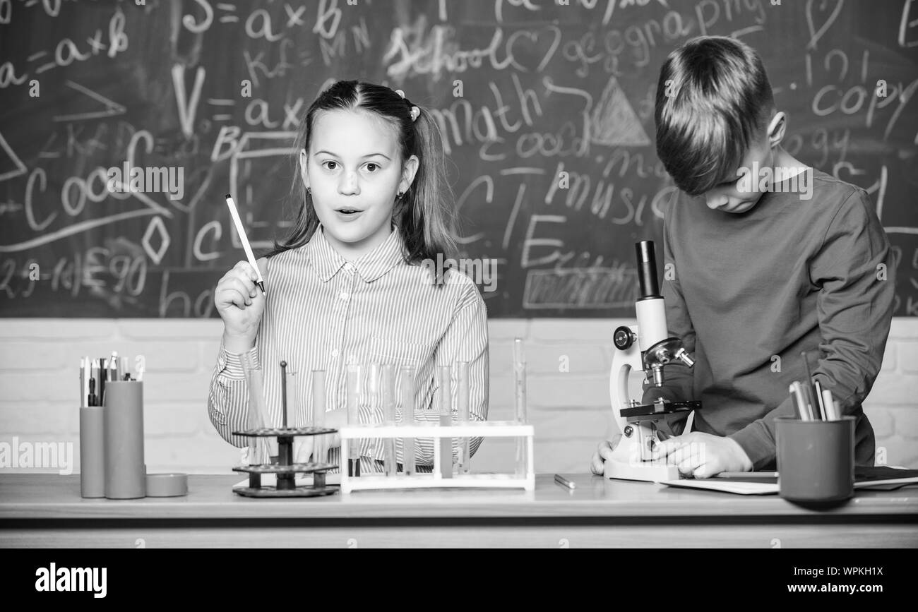 Petit enfant apprenant la chimie dans le laboratoire scolaire. Petit Petit enfant apprenant la chimie dans le laboratoire scolaire. Petit