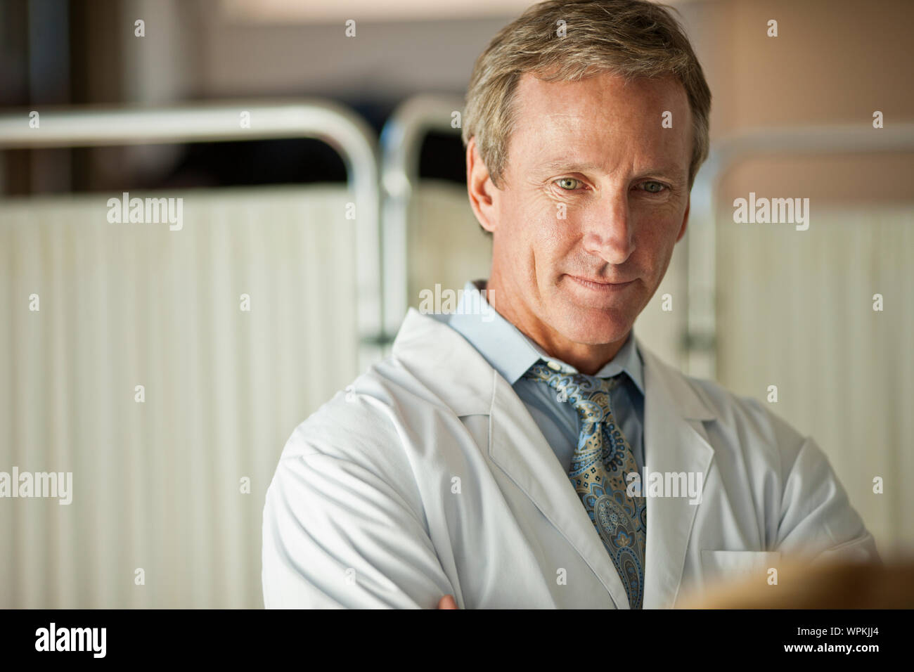 Beau médecin avec une bonne manière de chevet à l'écoute de son patient. Banque D'Images