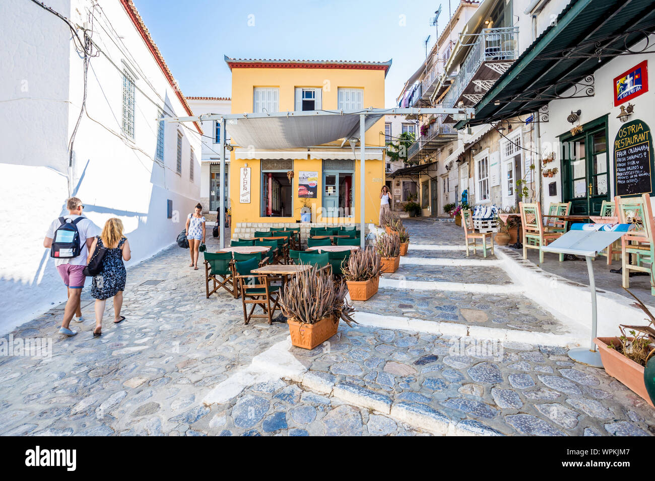 Rue blanche traditionnelle étroite dans la ville d'Hydra, l'île d'Hydra, Grèce Banque D'Images