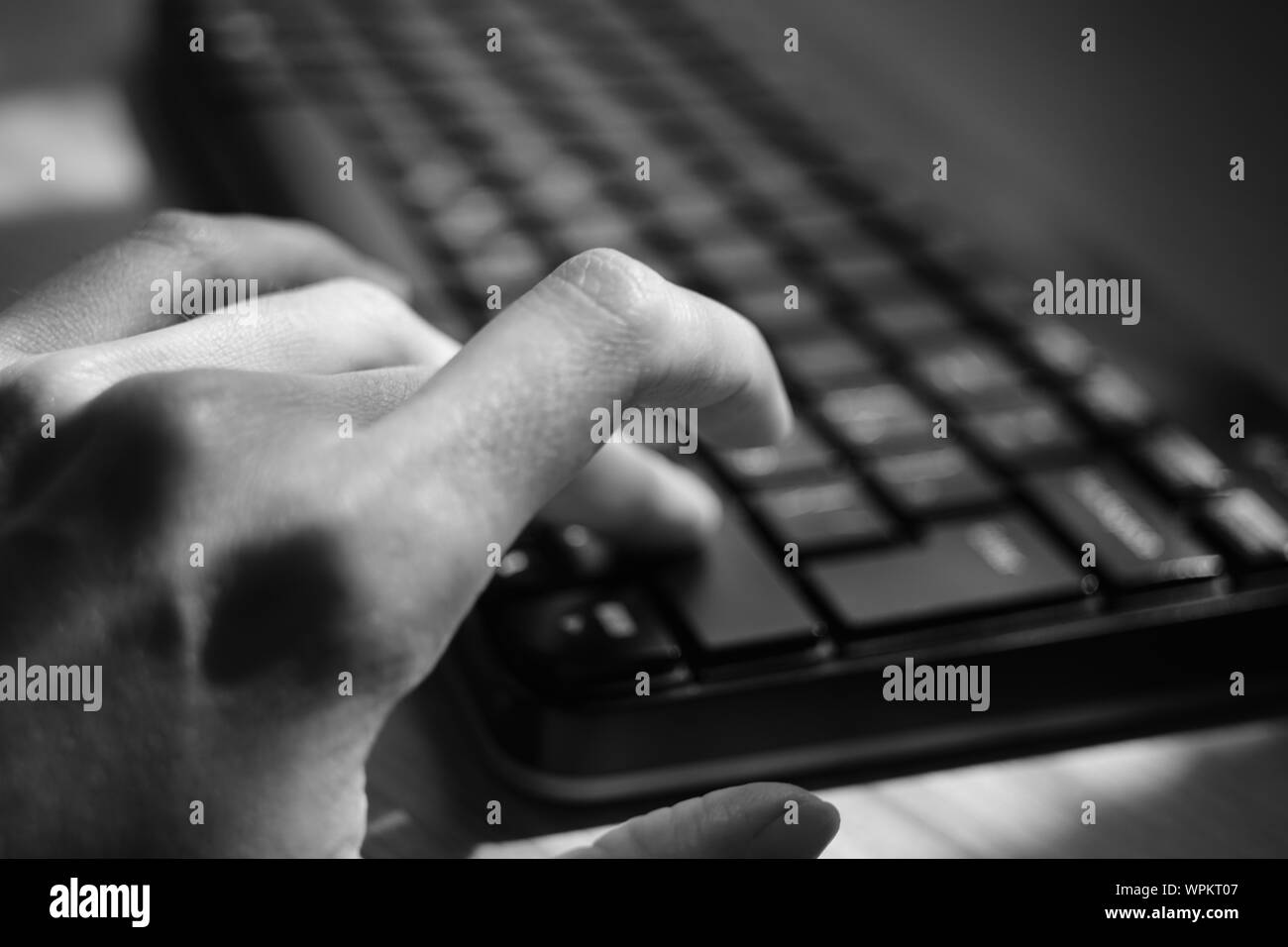 La femelle est saisie au clavier, selective focus, photo nb. Banque D'Images