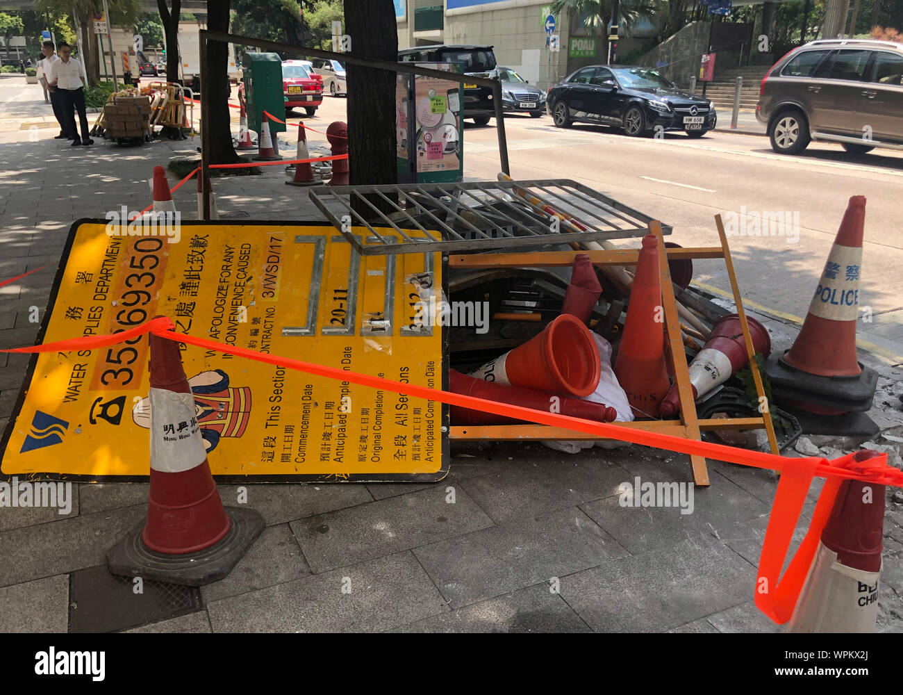 (190909) -- HONG KONG, 9 septembre 2019 (Xinhua) -- Photo prise le 9 septembre 2019 montre des barricades construites par des émeutiers avec rampes, démantelé road sign posts et des objets à l'extérieur de la sortie J de la Gare Centrale d'examen à mi-parcours dans le sud de la Chine à Hong Kong. Comme l'agitation entrés dans le troisième mois à Hong Kong, les émeutiers le dimanche brisé des fenêtres, d'obstruction des escaliers mécaniques et vandalisé les installations du Mass Transit Railway (MTR) gare centrale avant de commencer l'incendie dans l'une des sorties, forçant la fermeture de la station. Selon l'EXAMEN À MI-PARCOURS, au moins quatre stations, dont le Centre, Admira Banque D'Images