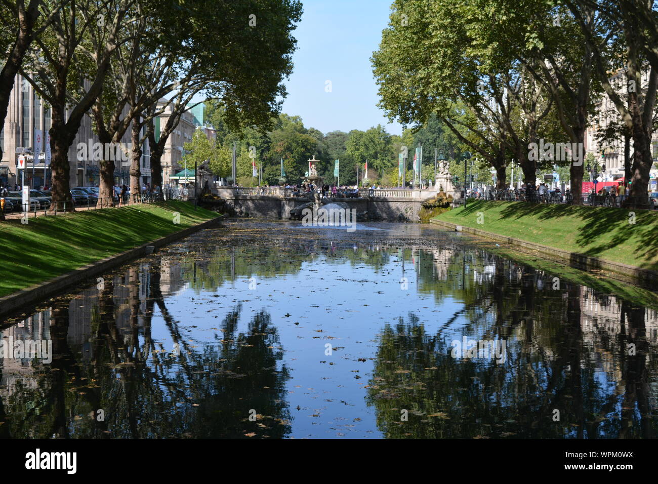 Parc et jardin au milieu de la belle ville de Düsseldorf en Allemagne Banque D'Images