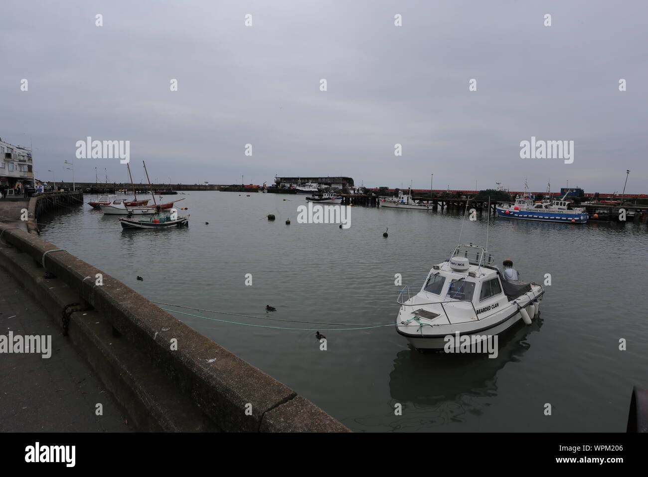 Un grand angle de vue du port de Bridlington avec des bateaux et des réflexions en preuve Banque D'Images