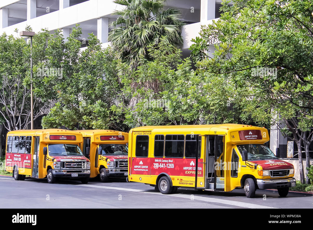 Los Angeles Airport Center des bus express debout sur le trottoir Banque D'Images