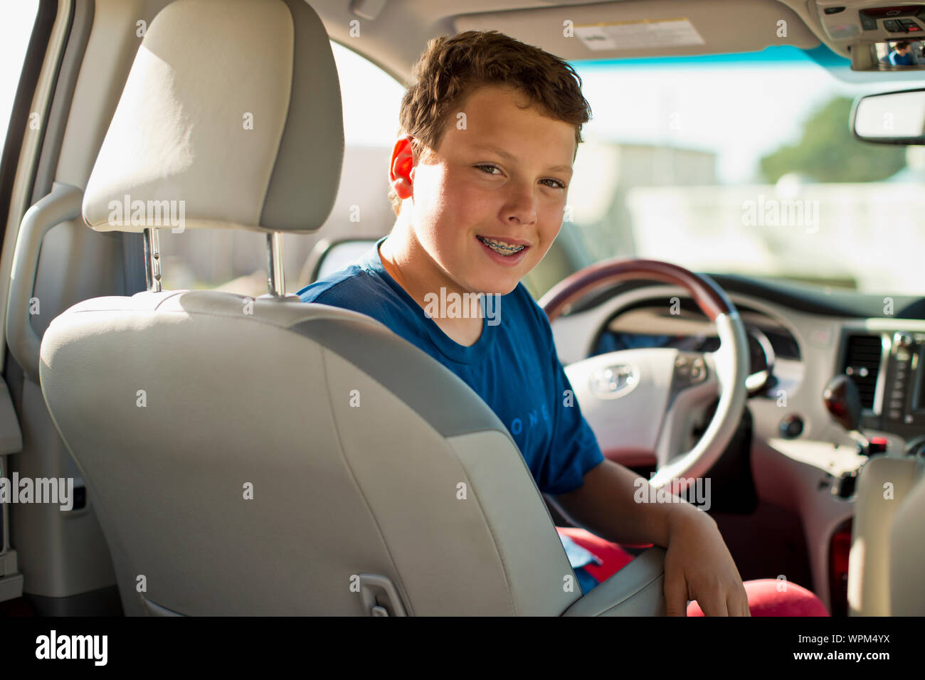 Portrait of a smiling woman sitting in a car. Banque D'Images