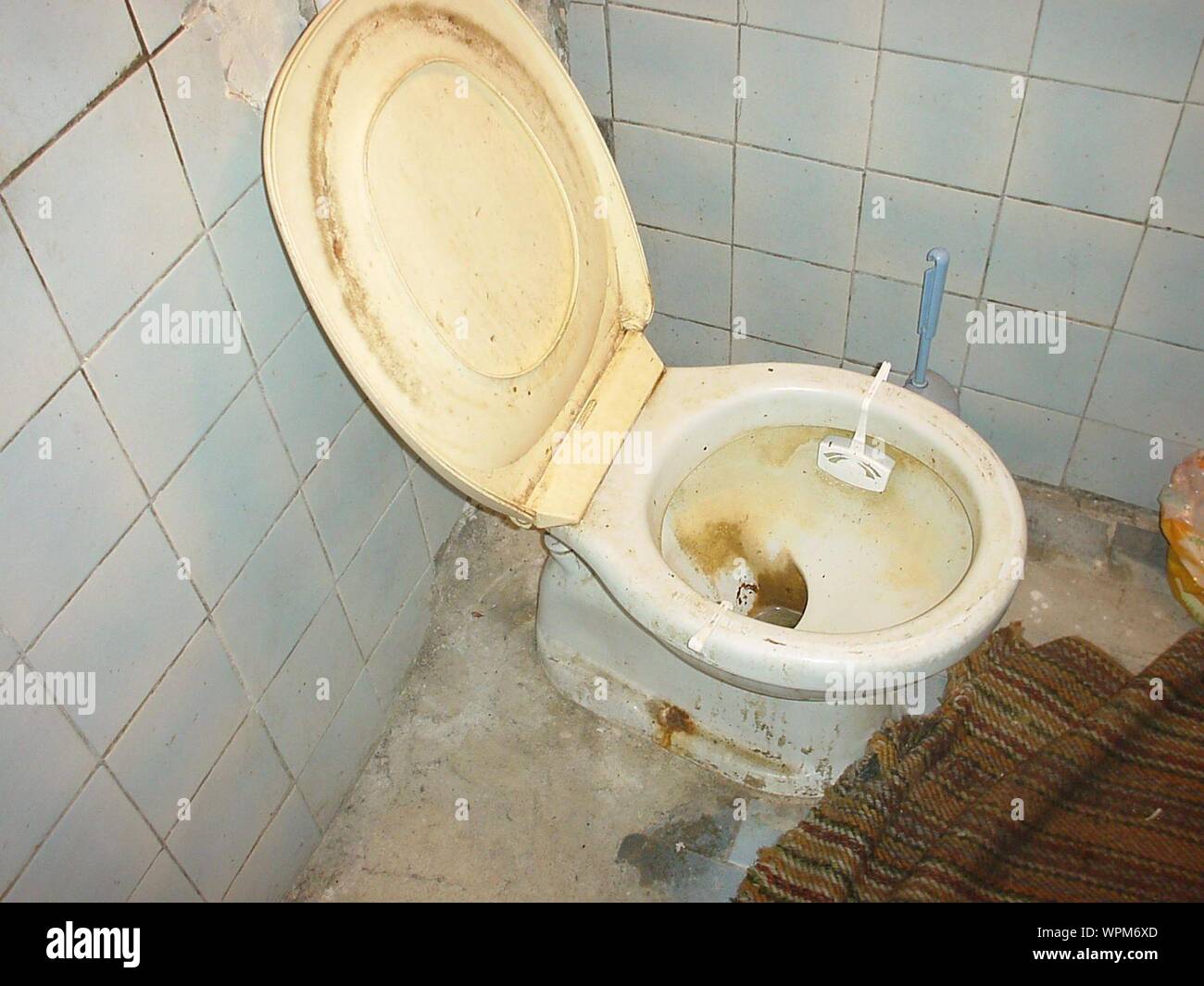 Toilettes sales Banque de photographies et d’images à haute résolution