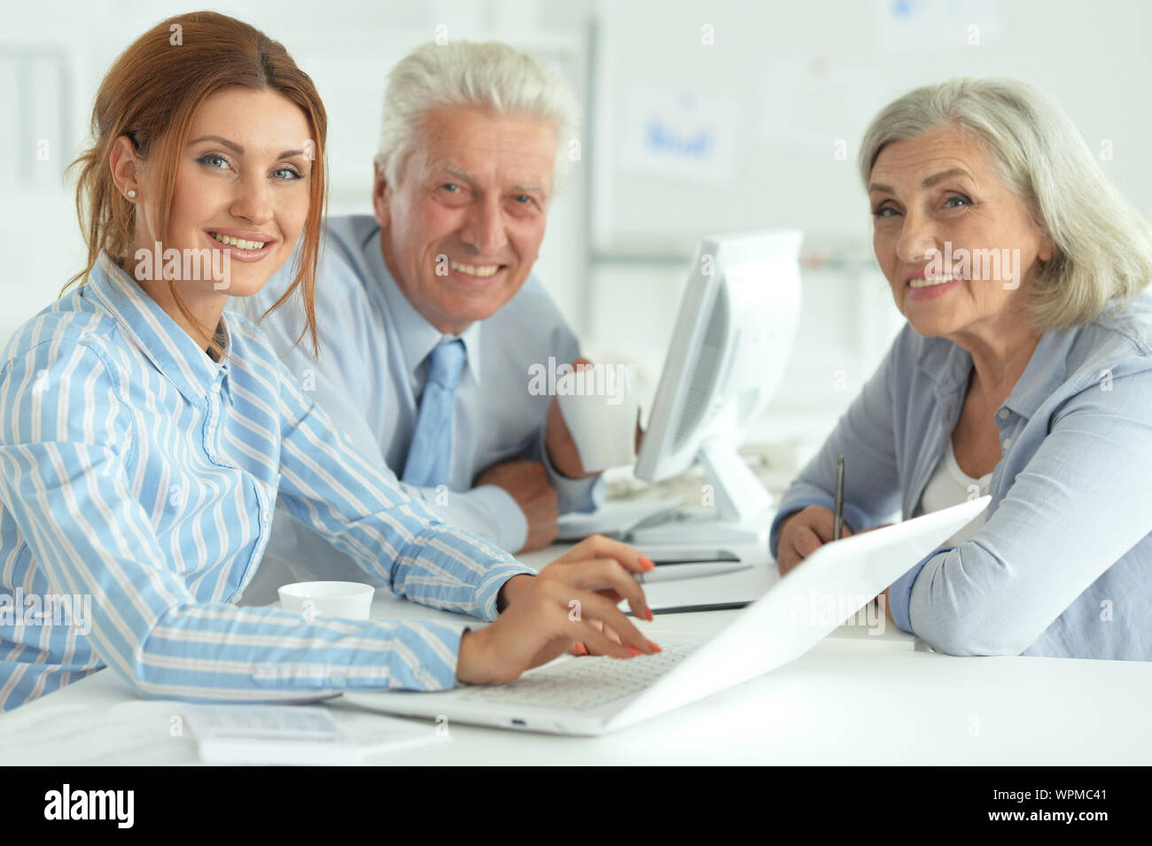 Portrait de groupe des gens d'affaires in modern office Banque D'Images